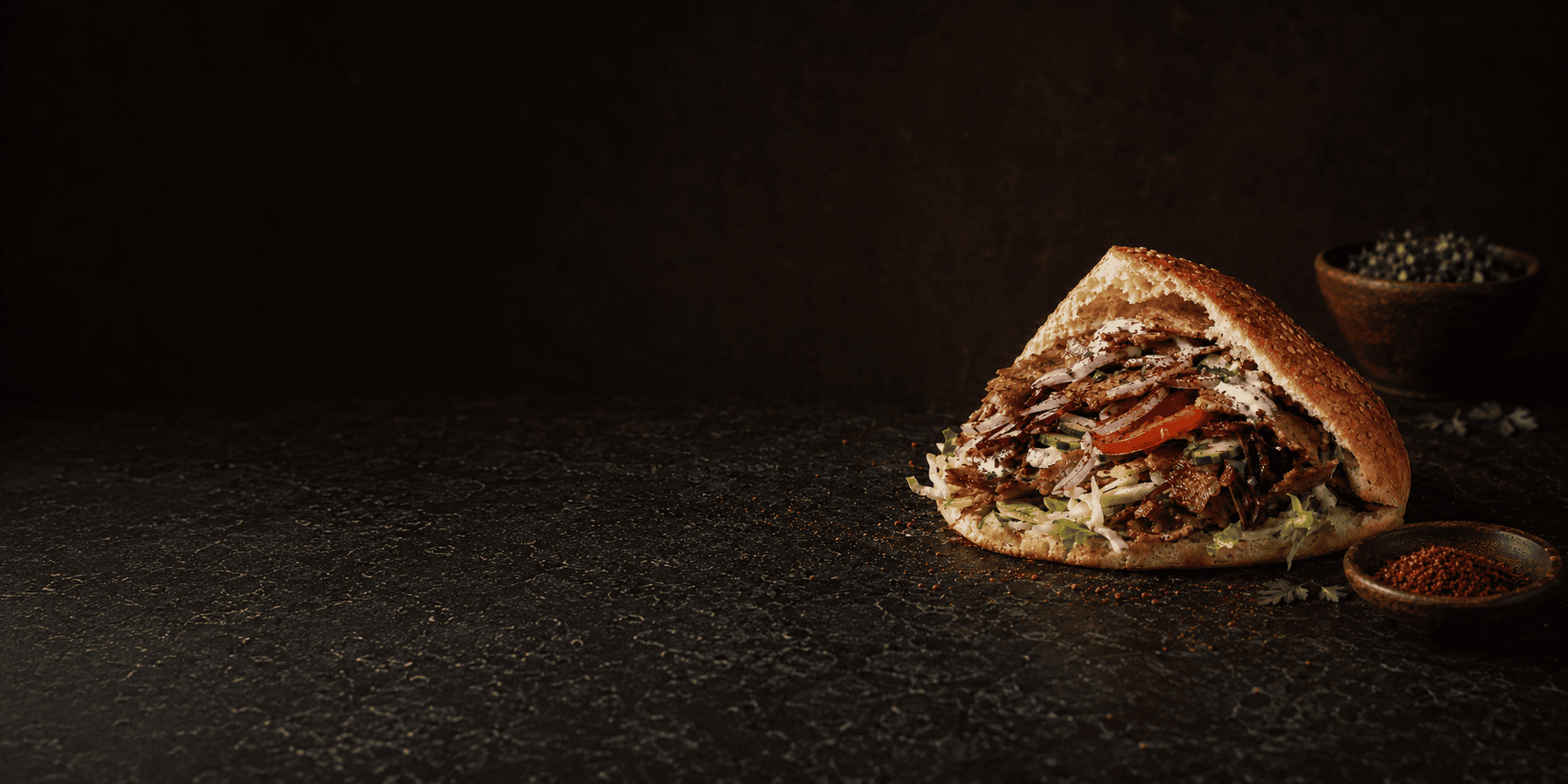 Frisch geschnittener Döner am Spieß bei SUMAK